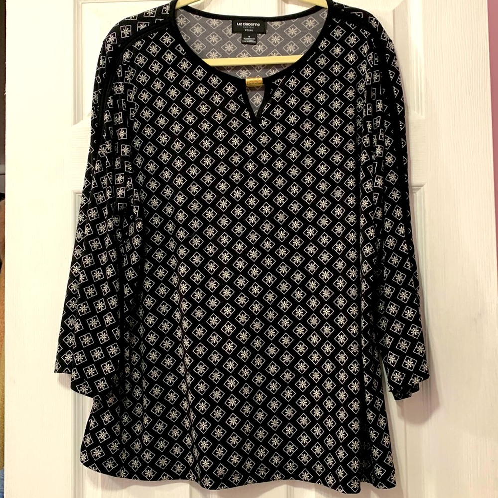 Liz Claiborne blouse w metal neckline accent